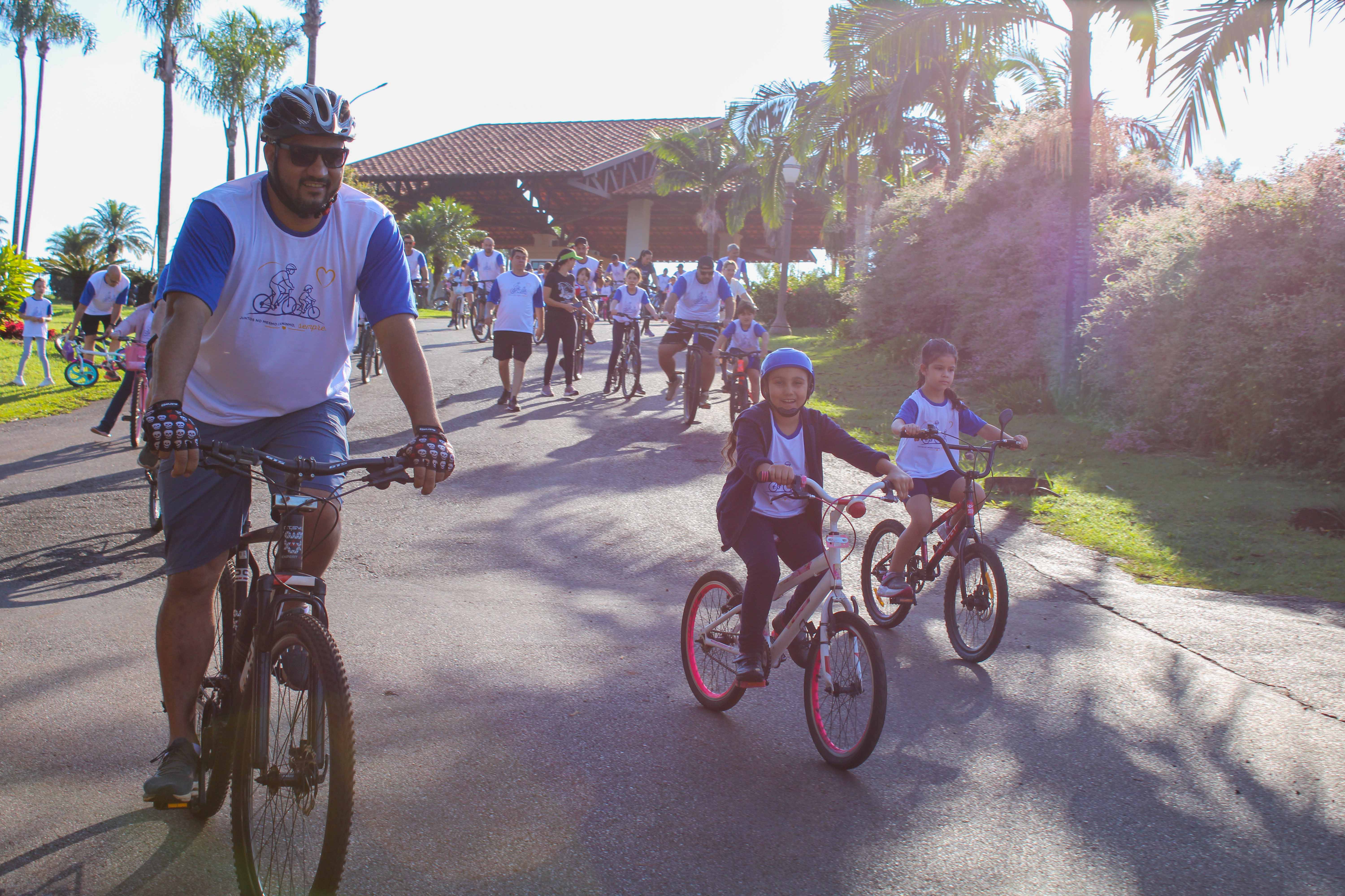 Dia dos Pais reúne famílias do Auxiliadora em manhã de pedalada e caminhada